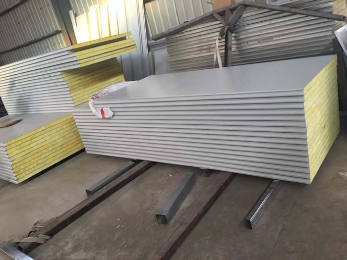 活動(dòng)板房的墻面材料是巖棉夾芯